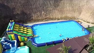 大峡谷儿童水上乐园充气垫池塘游玩视频的预览图